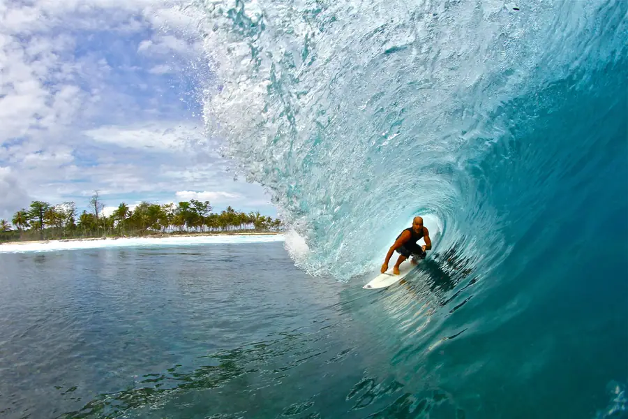 Thunders shifting across the reef